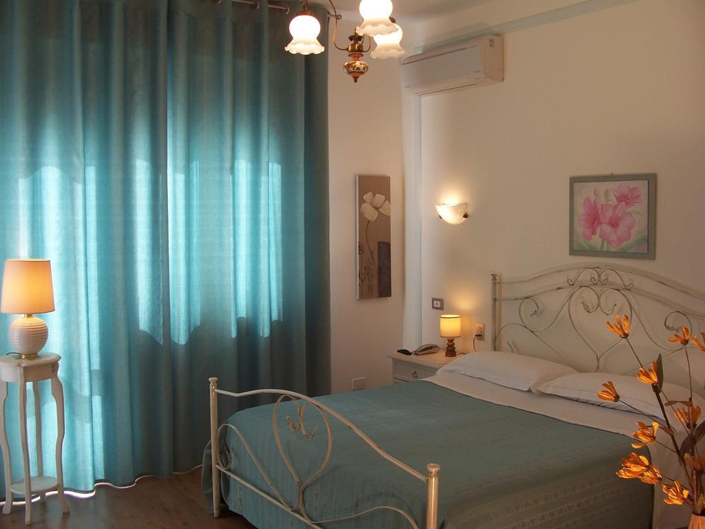 Bed And Breakfast " Il Tesoro Di Mario " Falconara Marittima Szoba fotó